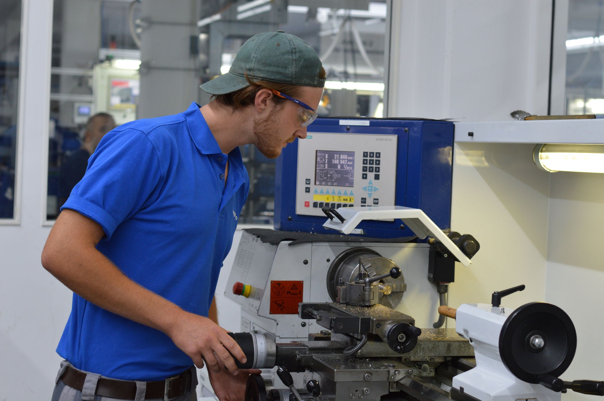 Student lernt an Maschine im technischen Vorpraktikum