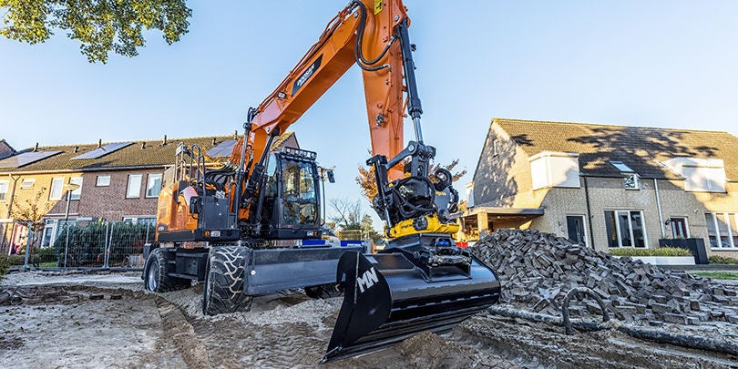 Electrified excavator with Webasto batteries 