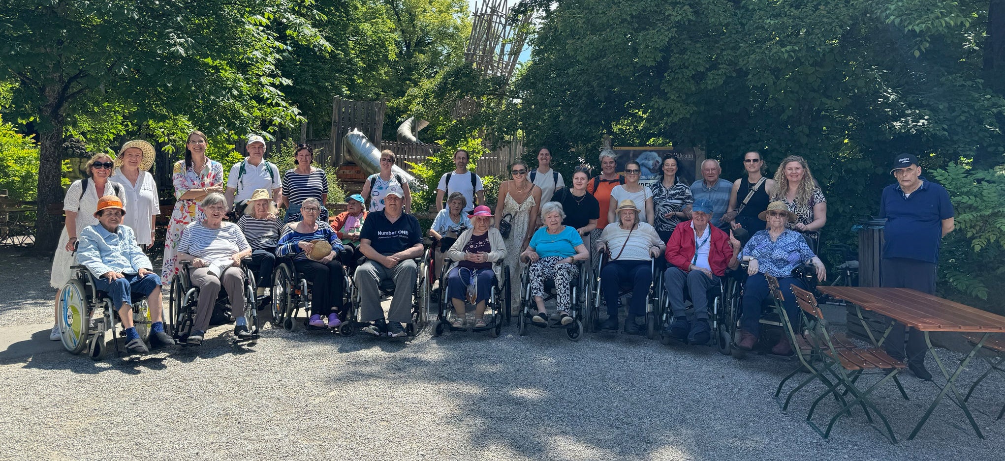 Im Rahmen der Webasto Social Week genossen 14 Bewohner des Münchenstifts zusammen mit ihren Begleitern einen sonnigen Nachmittag im Tierpark Hellabrunn.