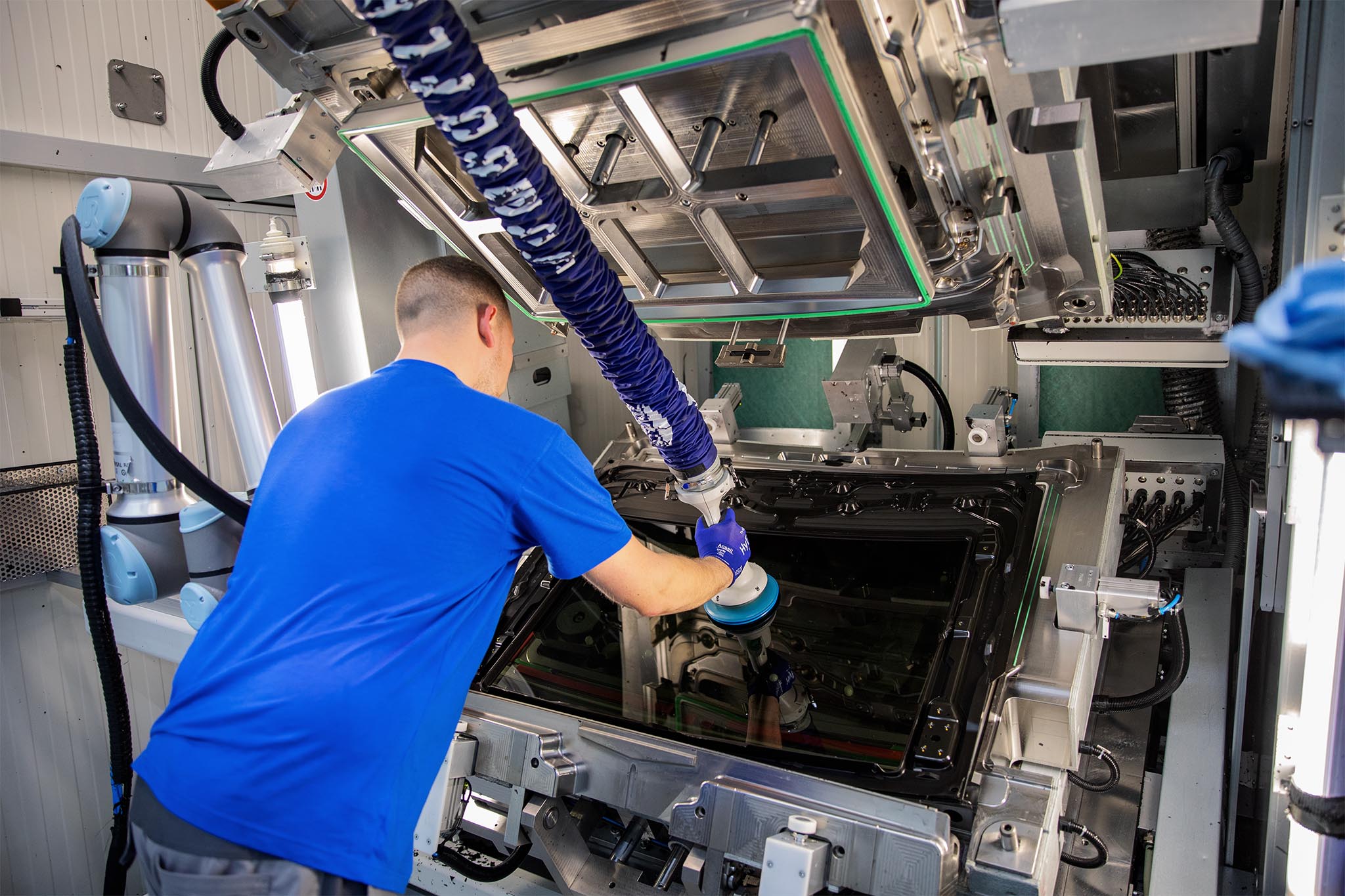 Polyurethane foaming on a openable roof production line